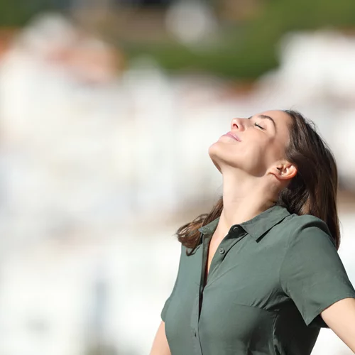 Συμπτώματα εμμηνόπαυσης | Βοηθούν οι βιταμίνες;