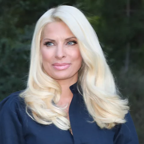 Η Ελένη Μενεγάκη με το κοστούμι - τάση για αυτή τη σεζόν που θα φορέσεις μέχρι και το Πάσχα