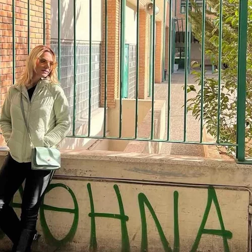 Ελεωνόρα Ζουγανέλη | Πώς συνδύασε το leather skinny παντελόνι σε πρωινή βόλτα της