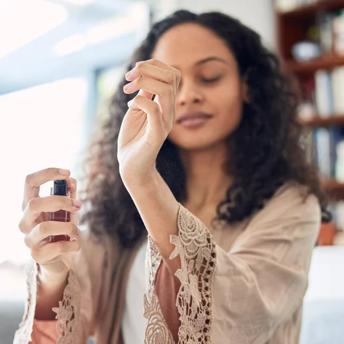 10 σαγηνευτικά αρώματα που θα φορέσουμε φέτος το φθινόπωρο