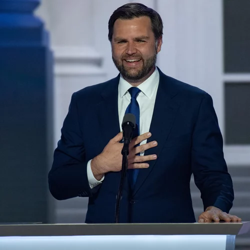 "Οταν πέθανε η γιαγιά μου, βρήκαμε στο σπίτι 19 όπλα. Για αυτό αγωνιζόμαστε. Αυτό είναι το αμερικανικό πνεύμα!" Ο υποψήφιος αντιπρόεδρος του Τραμπ δίνει τη γραμμή για το μέλλον των ΗΠΑ