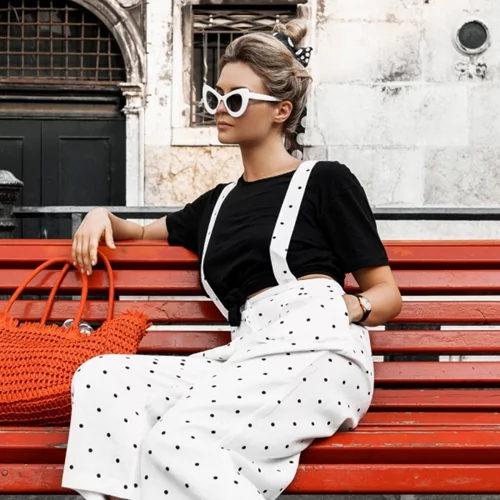 Από την πόλη στην παραλία | Η ψάθινη τσάντα από Mango που χωρά τα πάντα και θα αντικαταστήσει την tote σου