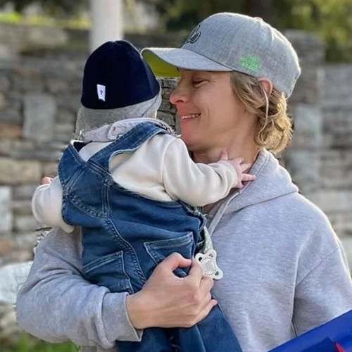 Η Γιούλικα Σκαφιδά φωτογραφίζει τον γιο της, Άγγελο και τον σκύλο της στην πιο γλυκιά φωτογραφία που θα δεις σήμερα