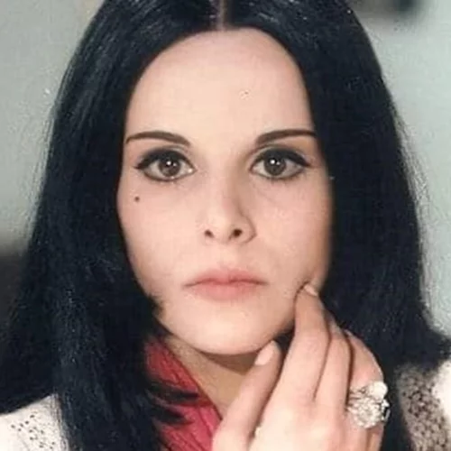 Έλενα Ναθαναήλ | Με το χαρακτηριστικό look των 60s σε εμφάνισή της στο Μόναχο