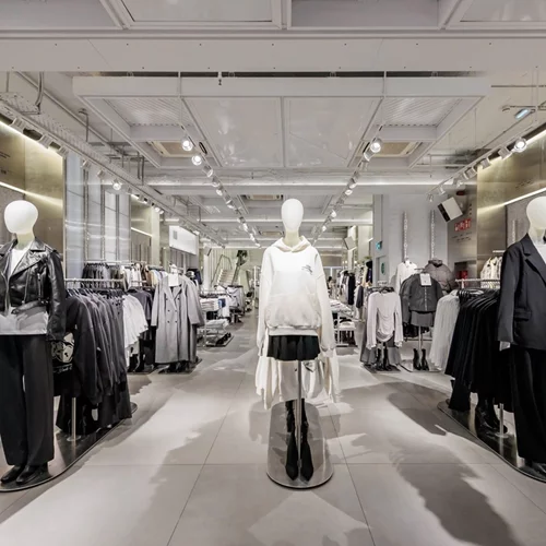 Η Pull&Bear επαναλειτουργεί το flagship κατάστημά της στην Αθήνα