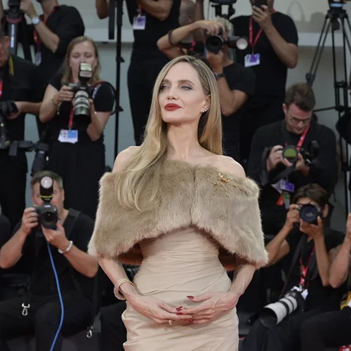 Angelina Jolie | O λόγος που εμφανίστηκε ξυπόλυτη στο σόου του Jimmy Fallon