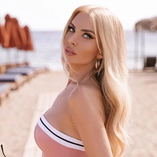 Η Κατερίνα Καινούργιου με το σούπερ καλοκαιρινό χρώμα νυχιών που θα "φορεθεί" όσο τίποτα άλλο φέτος