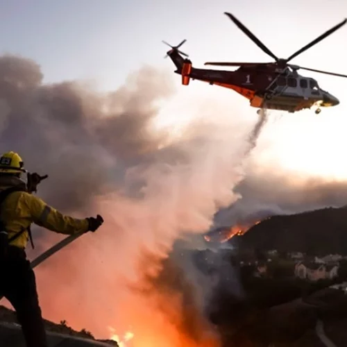 Δεκάδες αεροσκάφη στη μάχη με τις φλόγες στο Λος Άντζελες - Στους 10 οι νεκροί