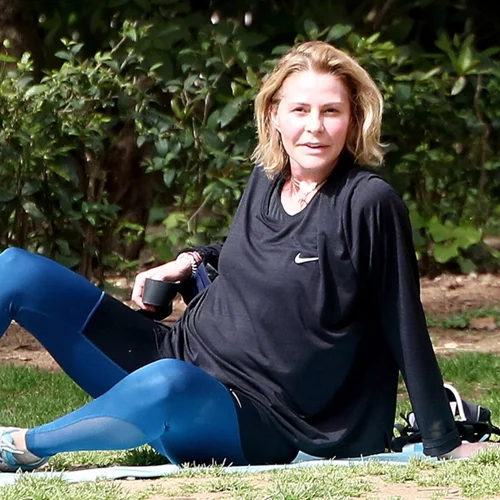 Τζένη Μπαλατσινού | Το παραδοσιακό σπίτι της στην Πάτμο μοιάζει με σκηνικό ρετρό ταινίας