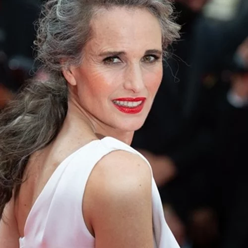 Αndie MacDowell | "Όταν άφησα γκρίζα τα μαλλιά μου, τα ραντεβού μου έγιναν καλύτερα"