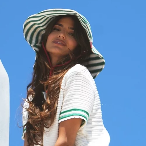 Η Ηλιάνα Παπαγεωργίου έχει τα λευκά sneakers που όλες πρέπει να έχουμε