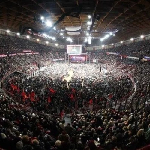 Συναυλία-αφιέρωμα στον Θάνο Μικρούτσικο | Χιλιάδες τραγούδησαν για "τις πιο όμορφες μέρες μας που δεν έχουμε ζήσει ακόμα"