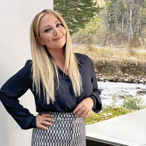 Η Νάνσυ Ζαμπέτογλου με το τζιν από τη Zara που κοστίζει μόλις 30 ευρώ και ταιριάζει σε όλες τις σιλουέτες