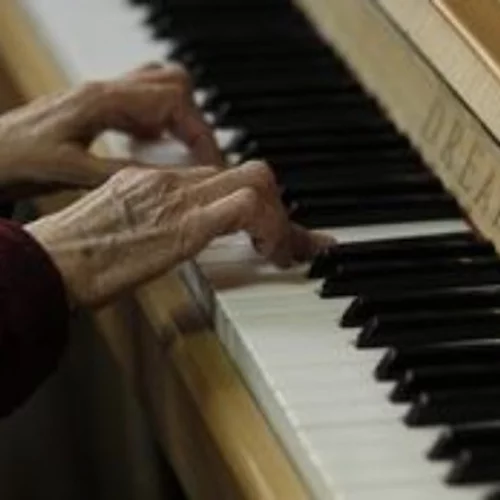 Η ενασχόληση με τη μουσική συνδέεται με καλύτερη υγεία του εγκεφάλου σε ηλικιωμένους