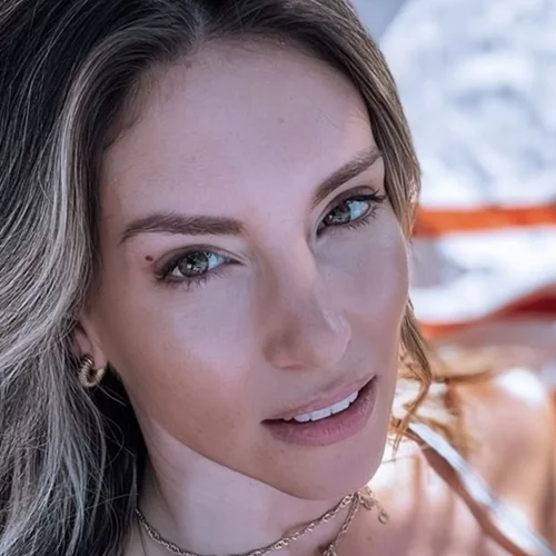 "Κορίτσι όμορφο διώξε τη θλίψη από τα μάτια σου" | Η Αθηνά Οικονομάκου ποζάρει με το μπικίνι της