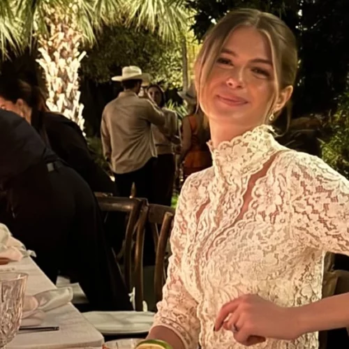 Αμαλία Κωστοπούλου | Το δαντελένιο φόρεμα του wedding party της ήταν δημιουργία Έλληνα σχεδιαστή