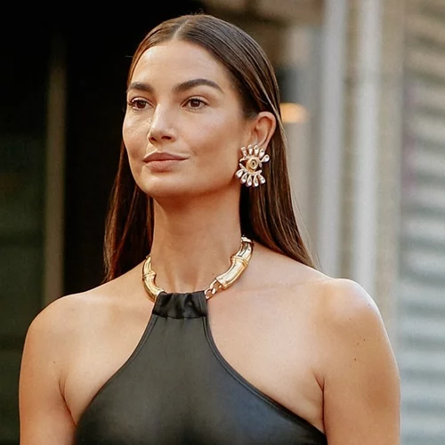 Πες μας τι μπλούζα ή τι φόρεμα θα φορέσεις, να σου πούμε τι χτένισμα να κάνεις