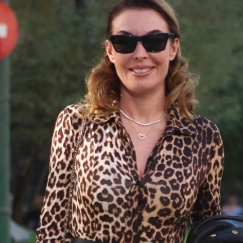 Η Τατιάνα Στεφανίδου για shopping στο κέντρο της Αθήνας | Φόρεσε το λεοπάρ φόρεμα όπως οι Ιταλίδες fashionistas