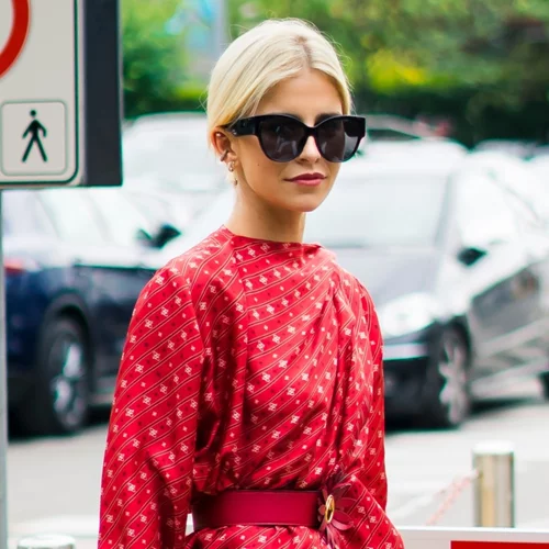 Αυτό το κόκκινο φόρεμα που θα βρεις με έκπτωση στη Zara είναι η τέλεια last minute αγορά πριν τις διακοπές