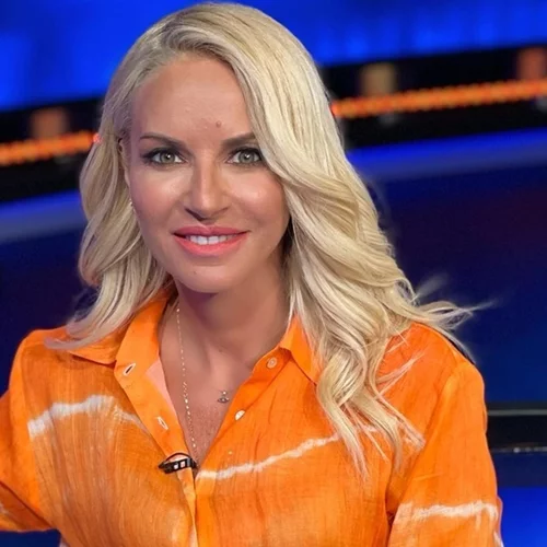 Η Μαρία Μπεκατώρου ποζάρει με το πρώτο μαγιό της σεζόν | Η φωτογραφία δίπλα στην πισίνα