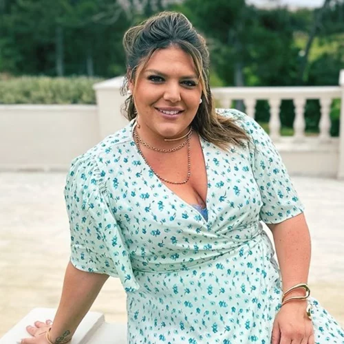 Καλεσμένη σε βάφτιση | Η Δανάη Μπάρκα προτείνει το πιο girly και αέρινο φόρεμα γι' αυτή την εποχή