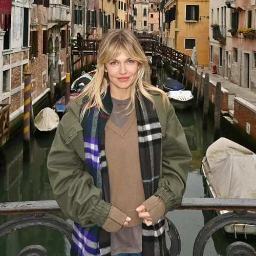 Το girly χτένισμα της Κλέλιας Ανδριολάτου είναι η τέλεια επιλογή για το γυμναστήριο ή μια casual βόλτα