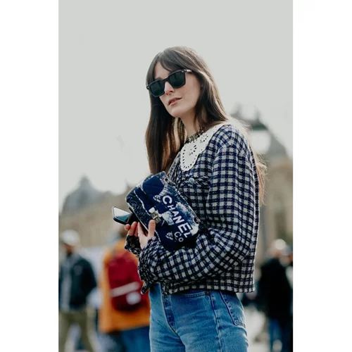 4 τρόποι να φορέσεις τα anti–skinny τζιν με έμπνευση από τις Γαλλίδες