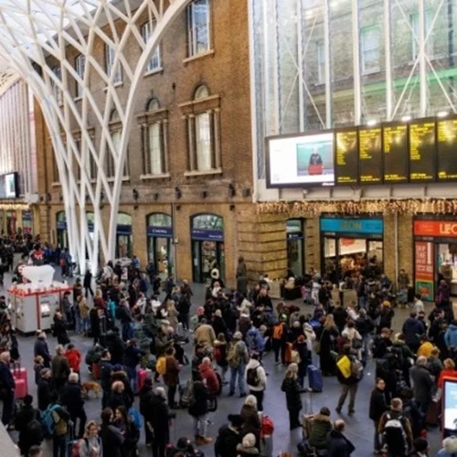 Σμαραγδένια λάμψη στον σιδηροδρομικό σταθμό St. Pancras του Λονδίνου