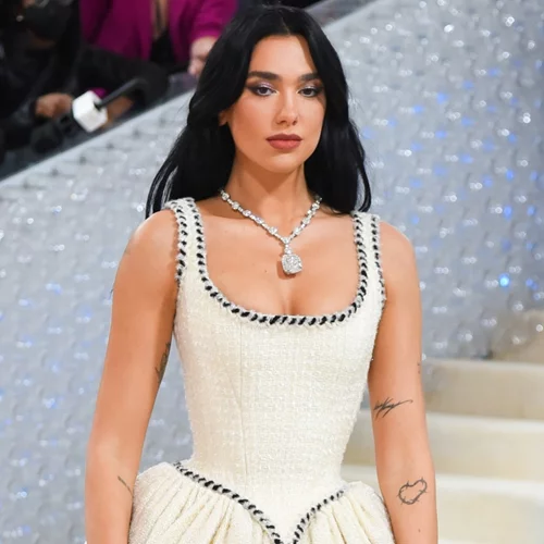 Met Gala 2023 | Η Dua Lipa με vintage Chanel δημιουργία που είχε φορέσει η Claudia Schiffer το 1992