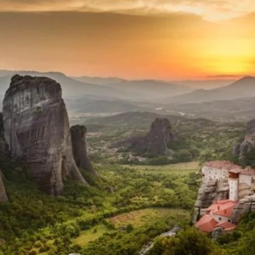 Σε κορυφαίο ταξιδιωτικό προορισμό της χώρας αναδεικνύονται τα Μετέωρα με 2.5 εκατ. επισκέπτες κάθε χρόνο