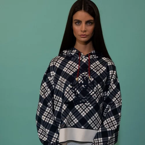 To casual preppy look με κομμάτια Tommy Hilfiger που είναι ιδανικό για μια απόδραση σε νησί με τις φίλες σου