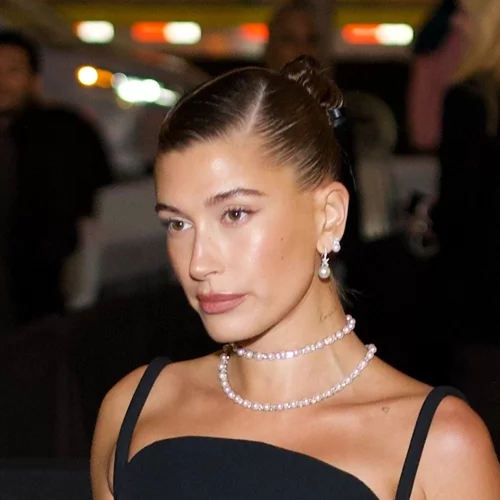 Αυτό το μπορντό κροκό τσαντάκι από τη Mango κοστίζει 22,99€ και είναι το hero piece των γιορτινών σου εμφανίσεων