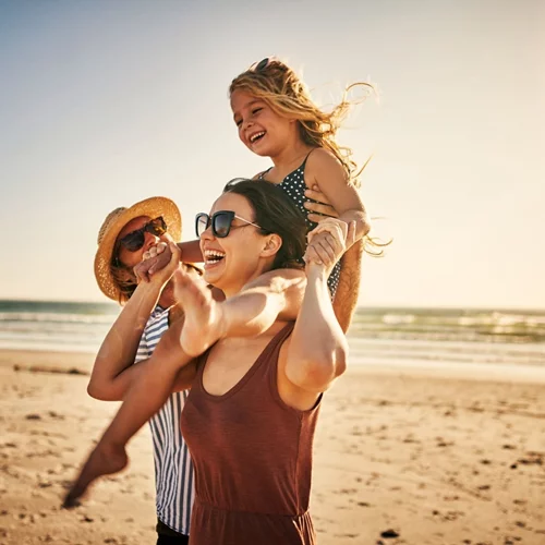 3 λάθη των γονιών που διαλύουν τη σύνδεση με τα παιδιά τους, ειδικά το καλοκαίρι