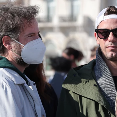 Συγκέντρωση συμπαράστασης στην Ουκρανία | Ποιοι γνωστοί Ελληνες βρέθηκαν στο Σύνταγμα