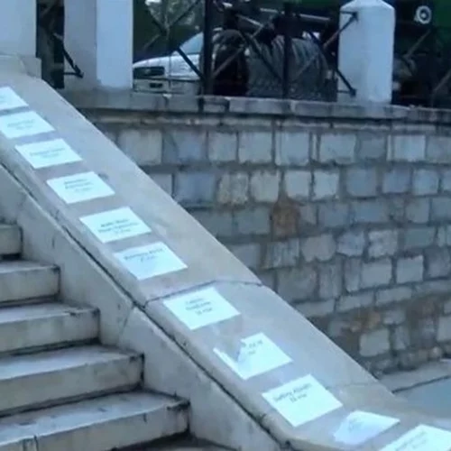 Τέμπη | Κόλλησαν στην πλατεία Συντάγματος τα ονόματα των 57 θυμάτων της τραγωδίας [βίντεο]