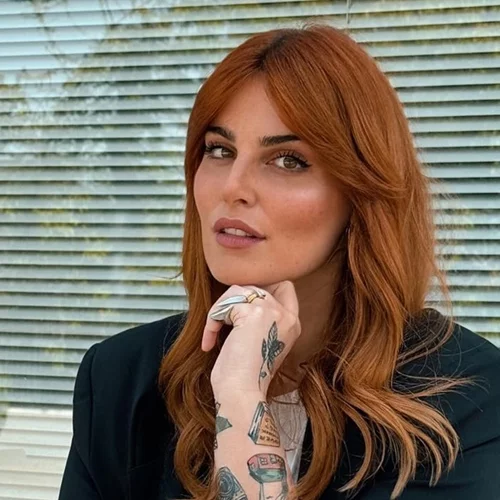 Εβελίνα Νικόλιζα | Τα girly σχέδια στο μανικιούρ της που αξίζει να αντιγράψεις αυτόν τον Μάιο