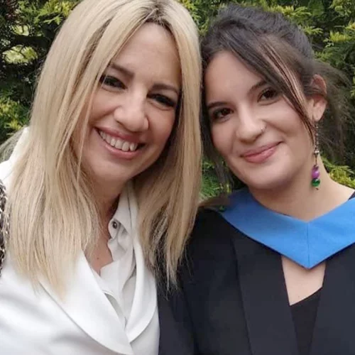 Αιμιλία Ντέκα - Γεννηματά | Η 24χρονη κόρη της Φώφης Γεννηματά, η ομοιότητά τους και οι ελάχιστες κοινές φωτογραφίες