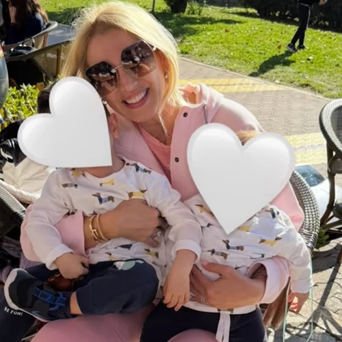 Με τα αγόρια της στην παραλία | Η Κωνσταντίνα Σπυροπούλου άρχισε τις βουτιές με τους γιους της