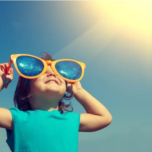 Η ακτινοβολία επιδρά στον εγκέφαλο | Οι οδηγίες του παιδιάτρου στους γονείς και τα παιδιά για τις ημέρες με πολλή ζέστη