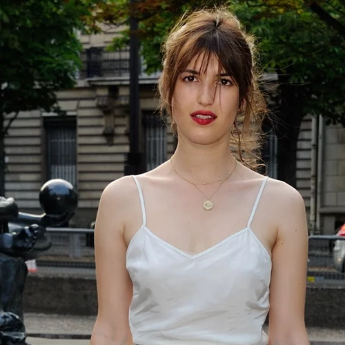 Τα 5 κομμάτια που αγαπούν να φορούν στις διακοπές οι Γαλλίδες fashionistas