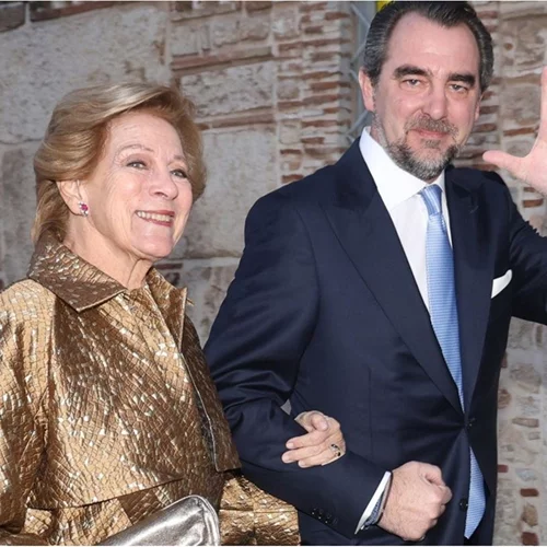 Η ευχαριστήρια κάρτα της Άννας Μαρίας με την οικογενειακή φωτογραφία γάμου