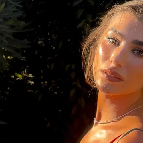 Η Χρύσα Μιχαλοπούλου υιοθέτησε το ιδανικό hairlook για γάμους και βαφτίσεις δίπλα στο κύμα