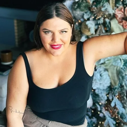 Η Δανάη Μπάρκα ποζάρει στην αγαπημένη χριστουγεννιάτικη γωνιά στο σπίτι της