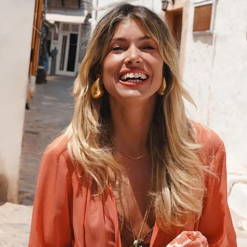 Η Βάσια Κωσταρά με τη ροζ καμπαρντίνα που θα σε κάνει να ξεχάσεις την κλασική μπεζ