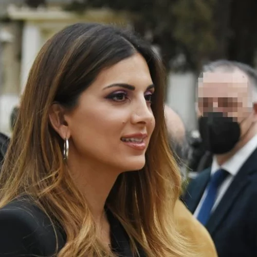 Σταματίνα Τσιμτσιλή | Με στράπλες ασύμμετρο φόρεμα σε δεξίωση