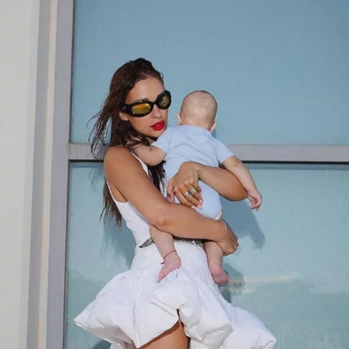 Ελένη Φουρέιρα | Ταΐζει τον 7 μηνών γιο της