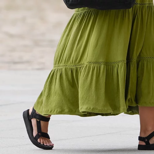 Τα μαύρα πέδιλα από τη Haralas που θα φορέσεις παντού στις διακοπές σου