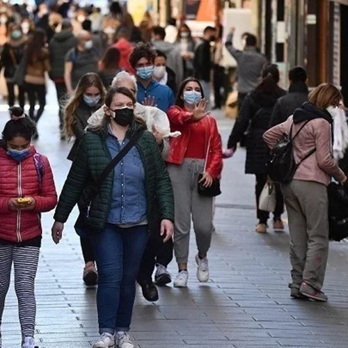 Τα κρούσματα της Covid-19 αυξάνονται και οι μάσκες επανέρχονται