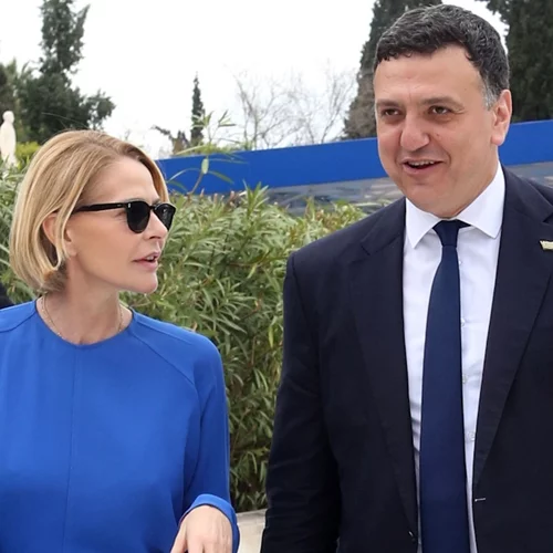 Η Τζένη Μπαλατσινού με μπλε φόρεμα στο πλευρό του Βασίλη Κικίλια στην παρέλαση της 25ης Μαρτίου