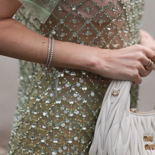 Cashmere Micro-French | Το πιο εντυπωσιακό και chic μανικιούρ για νύχια με μέτριο μήκος